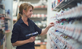 femme numérisant des étiquettes dans un magasin